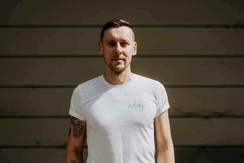 Jánom Angušom - Dúhovými ponožkami bojujú za normálnejšie Slovensko