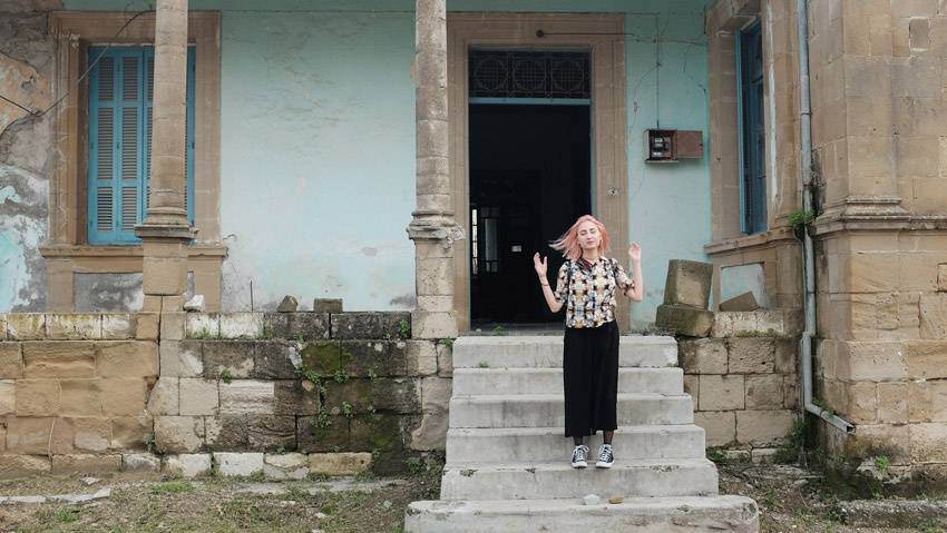 Zastal sa LGBTI ľudí a biskupi ho preto vyštvali. Príbeh Ondreja Prostredníka zachytil film Dreamer