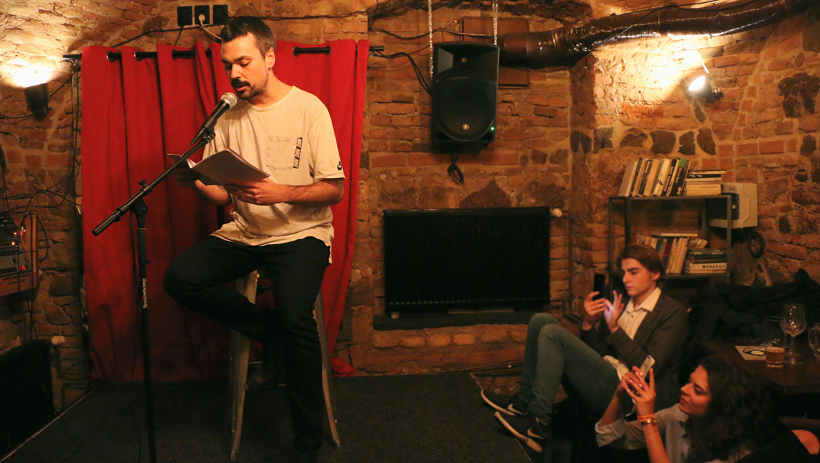 Pri počúvaní Britney číta Kunderu, o hľadaní rovnováhy rozpráva Troška Troska