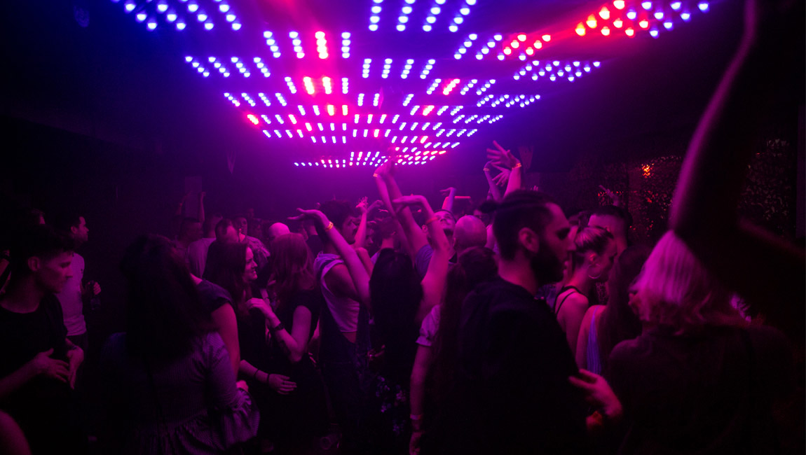 Na bujarý štefanský žúr si musíme počkať, no sladkú chuť gay party ti osviežia tieto videá