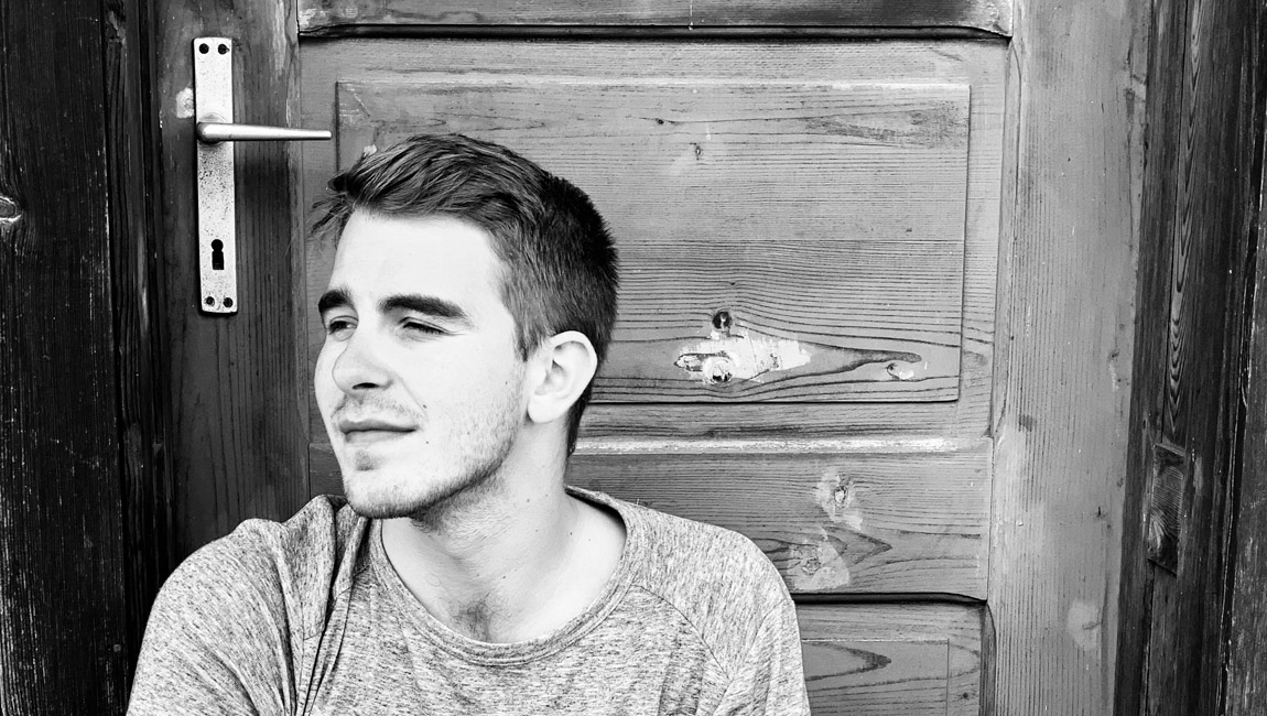 Svet do neho naráža, on na to reaguje písaním, spoznajte scenáristu a queer autora Jakuba Speváka