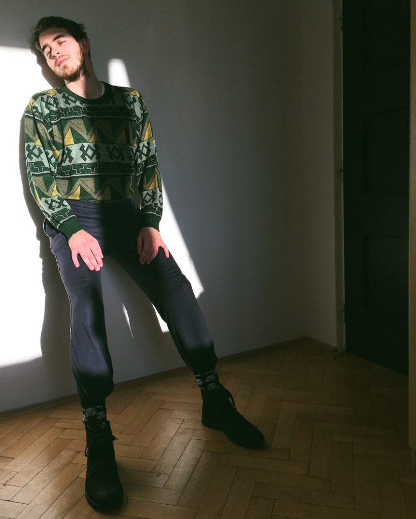 Svet do neho naráža, on na to reaguje písaním, spoznajte scenáristu a queer autora Jakuba Speváka