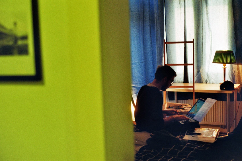 Svet do neho naráža, on na to reaguje písaním, spoznajte scenáristu a queer autora Jakuba Speváka