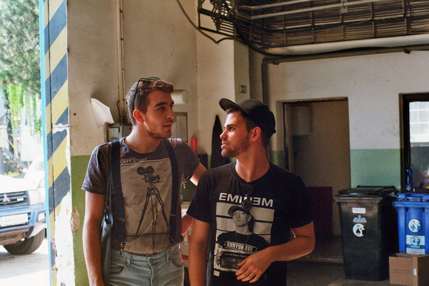 Svet do neho naráža, on na to reaguje písaním, spoznajte scenáristu a queer autora Jakuba Speváka