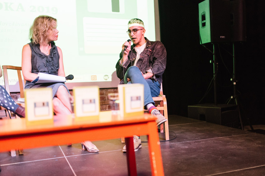 Svet do neho naráža, on na to reaguje písaním, spoznajte scenáristu a queer autora Jakuba Speváka