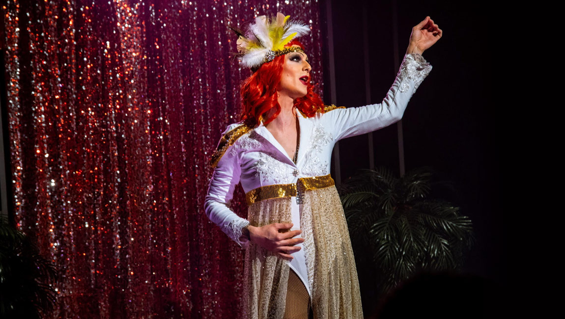 V Banskej Bystrici víri stojaté vody drag queen Chantall Licorne, jej okolie ju plne podporuje