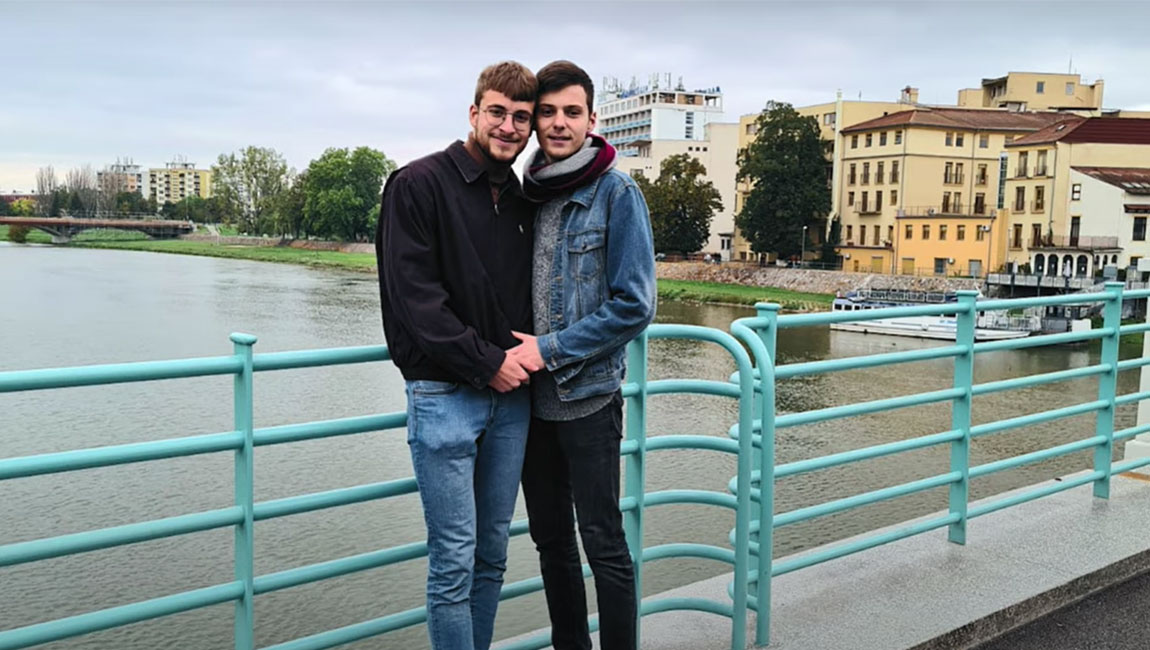 Gay pár v Piešťanoch prosil okoloidúcich, aby im spravili spoločnú fotku. Aké boli ich reakcie?