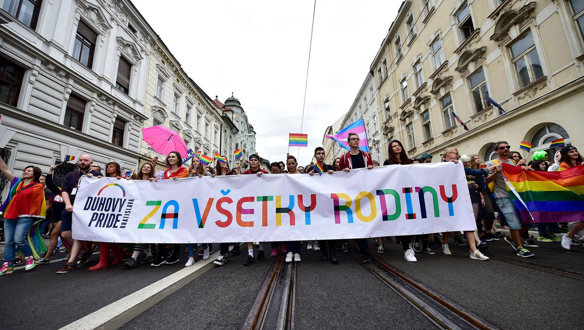 Chcú odoberať gejom a lesbám ich vlastné deti? Chcú zničiť život trans ľuďom?