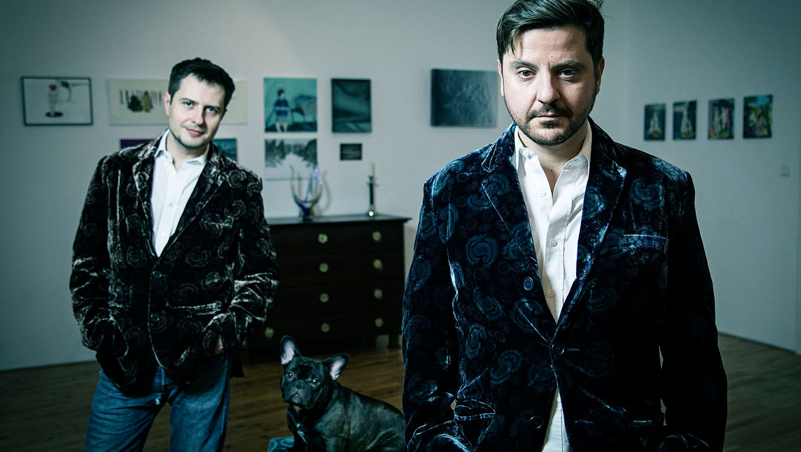 Režisér a kunsthistorik tvoria pár už takmer 10 rokov, vo vlastnom byte majú galériu