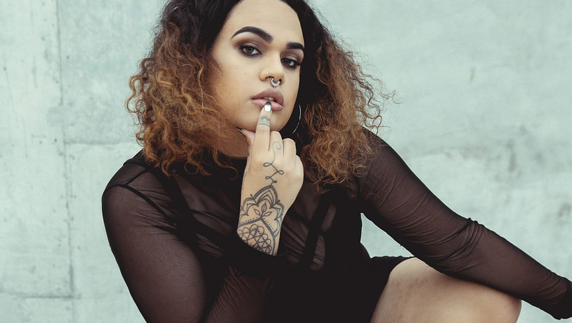 Transrodová raperka, alternatívny rocker či skladateľská legenda. Vypočujte si queer spevákov a speváčky