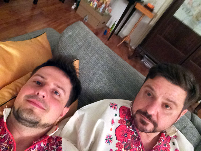 Režisér a kunsthistorik tvoria pár už takmer 10 rokov, vo vlastnom byte majú galériu