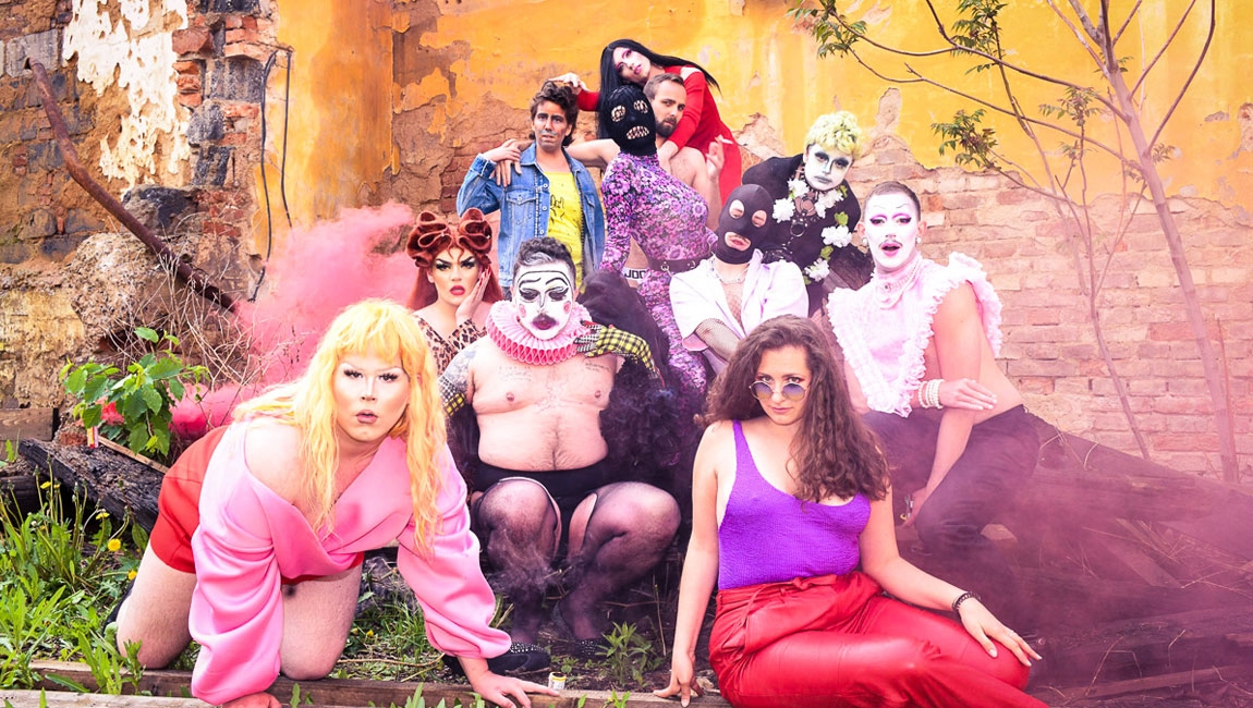 Všetci na palubu, čaká vás šialená jazda! Pinkbus vás zoberie na queer úlet