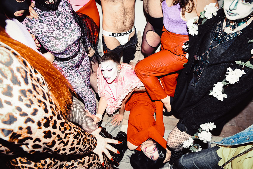 Všetci na palubu, čaká vás šialená jazda! Pinkbus vás zoberie na queer úlet