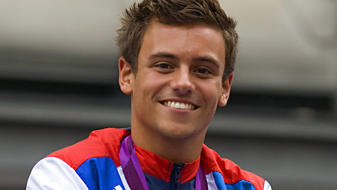 Olympijský víťaz, otec, manžel a gej. Tom Daley očaril svet svojou dúhovou rodinou
