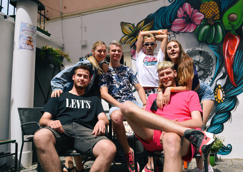 Nevyhýbajú sa ani intímnostiam, projekt Teplé víno prináša otvorené rozhovory o LGBTI+