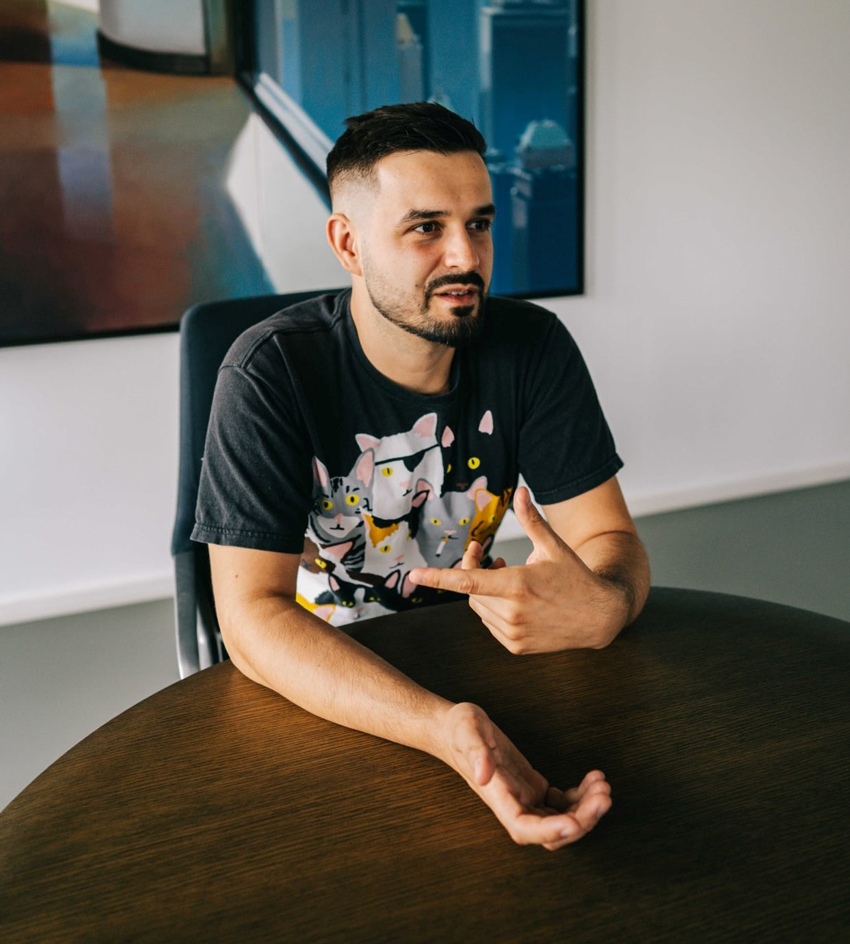 Sociálne siete zlyhali, svojím nastavením vytvárajú priestor pre normalizáciu nenávisti, vraví odborník na online bezpečnosť