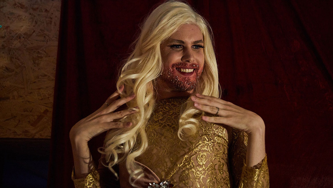 Slováci sú ľudskí a dokážu sa prispôsobiť, ale sme aj plní predsudkov, hovorí bratislavská drag queen Cherrytree Wood.
