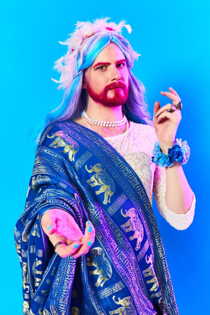 Slováci sú ľudskí a dokážu sa prispôsobiť, ale sme aj plní predsudkov, hovorí bratislavská drag queen Cherrytree Wood.