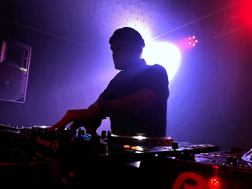 Ahoj, človek! Sobotné techno na Shame bude v rukách DJ-ov Detekm a SPACɆR