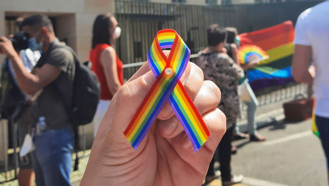 77 % LGBTI+ párov sa nedrží za ruky na verejnosti z obavy pred napadnutím! Zmeniť to chce Dúhová stužka