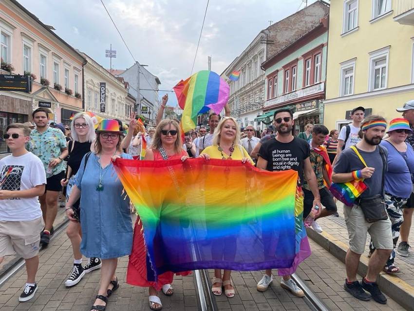 Sme tu pre vás, napíšte nám, ak potrebujete pomoc, odkazuje stredisko pre ľudské práva