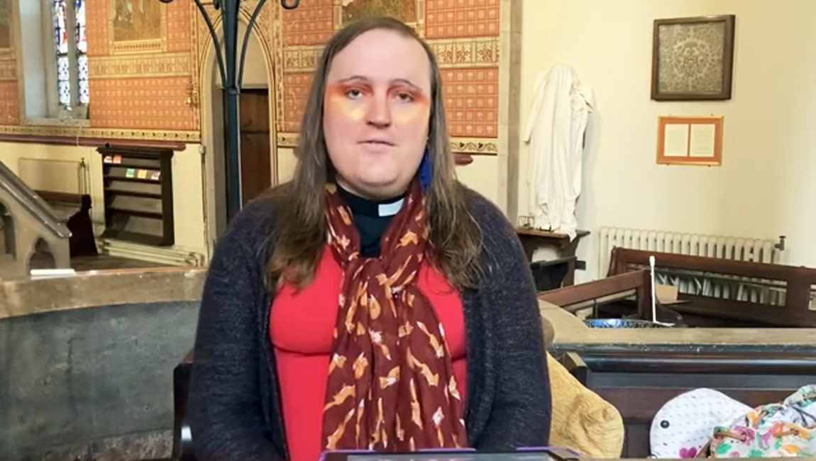„Boh miluje rozmanitosť“, hovorí prvé otvorene nebinárne kňazstvo Bingo Allison