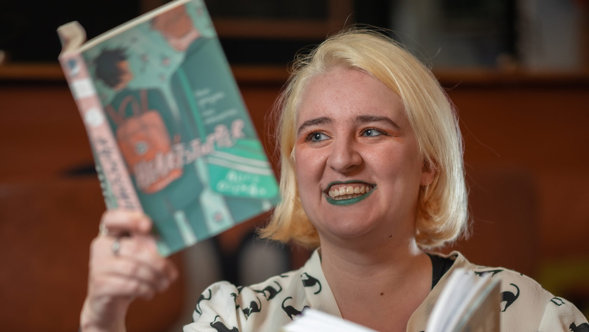 V mladosti nemohla čítať knihy o láske dvoch žien. Preto vytvorila teplú knižnicu