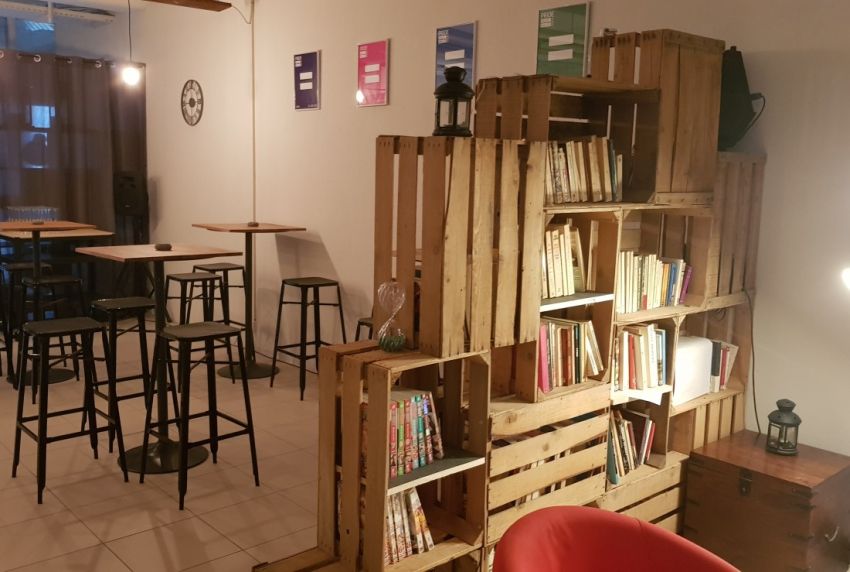 V mladosti nemohla čítať knihy o láske dvoch žien. Preto vytvorila teplú knižnicu