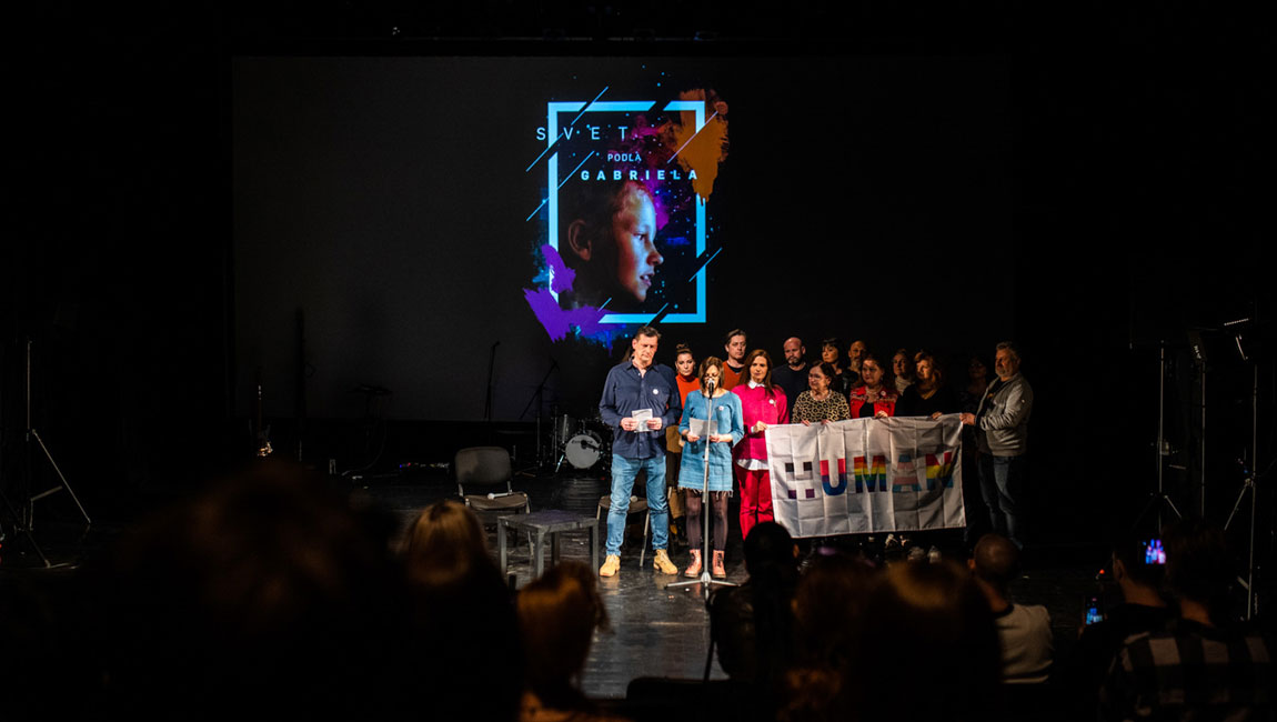 Postaviť sa za svoje deti napriek tréme a strachu. Svet podľa Gabriela pomohol rodičom queer ľudí