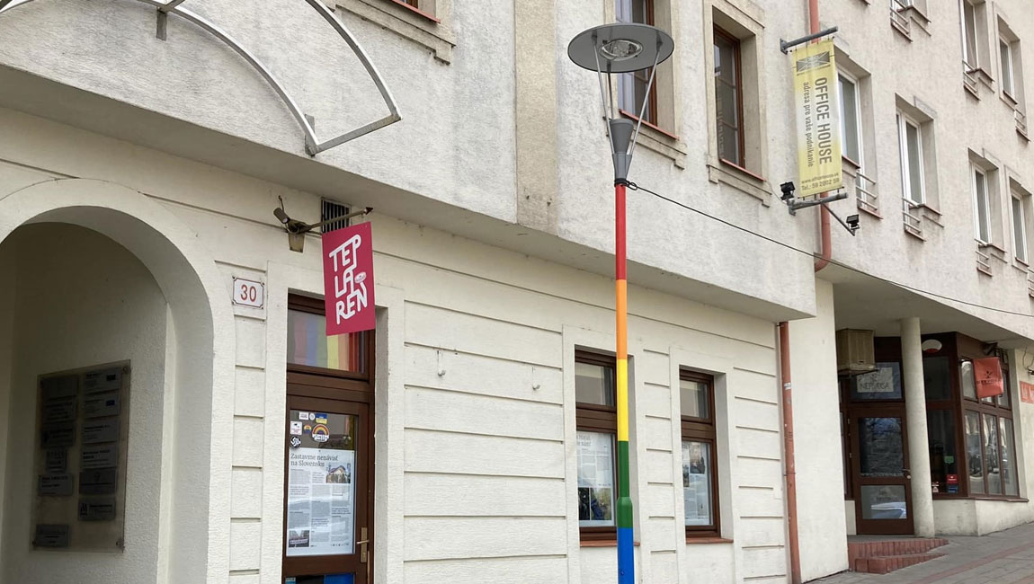 Dúhová lampa symbolizuje, že nikam neodchádzame. Ako vznikol pamätník Matúša a Juraja?