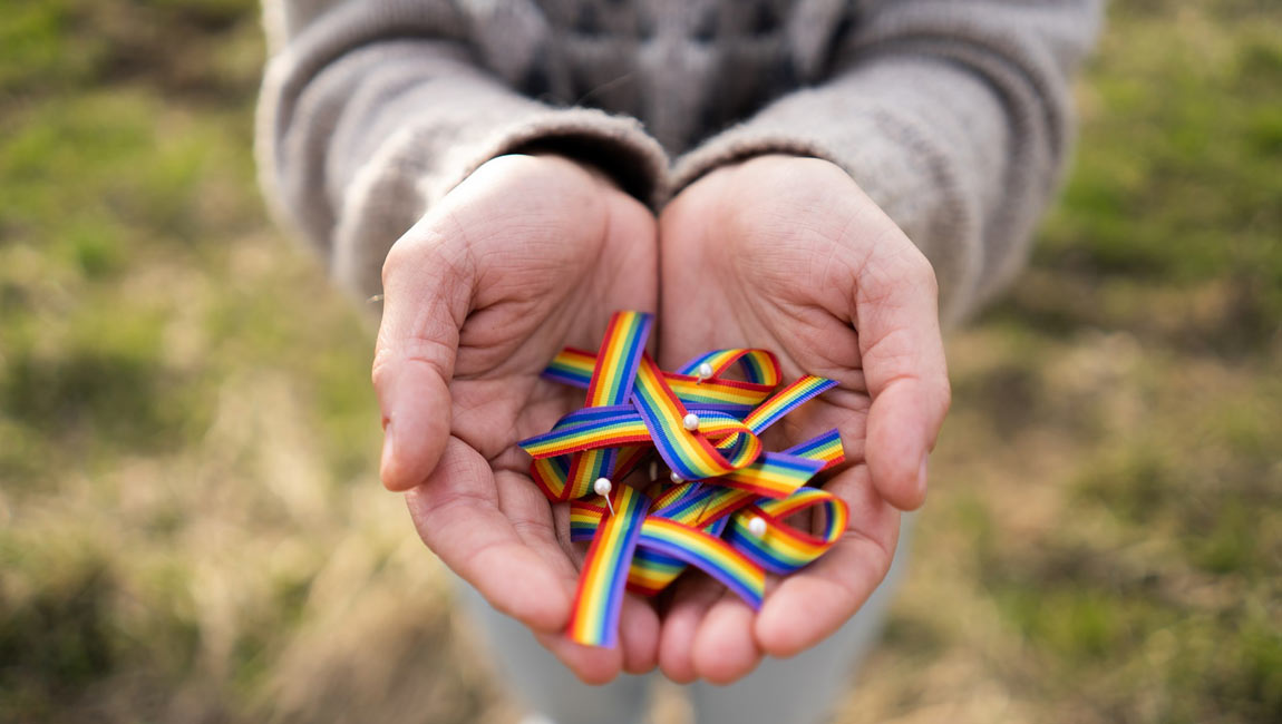 Solidarita s LGBTI+ ľuďmi nebola nikdy tak dôležitá ako teraz. Vyjadriť ju môžete dúhovou stužkou