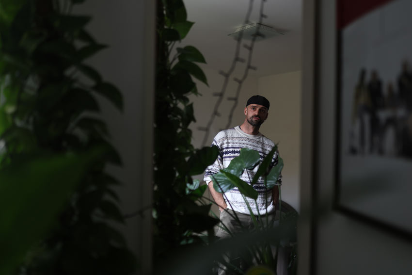 Uvedomoval si, že gejov stretával len kvôli ambícii mať s nimi romantický vzťah alebo sex. Možno to súviselo aj s istým predátorským správaním, ktoré na zoznamke zažil, spôsobom komunikácie alebo tým, ako sa na sieťach preferuje istý typ tiel. Necítil sa v tom prostredí úplne uvoľnene. Mal zároveň pocit, že najdôležitejšie bolo preňho nájsť stratégiu, ako zapadnúť medzi majoritu a že až potom si v súkromí mohol riešiť kvír život. O iných kvír ľuďoch sa dozvedal cez časopis Bravo, ktorý domov nosila jeho staršia sestra. Hoci sa v rodnom meste cítil sám, postupne aj tu spoznal pár LGBTI+ osôb, či už z umeleckých kruhov, alebo takých, čo mali dvojitý život. „Okrem toho, že sme boli iní, nás spájalo aj to, že sme chceli z toho mesta odísť.“ Nech sa to nikto v meste nedozvie Hoci vzťah s rodičmi vníma ako dobrý, predsa len ho zranila veta, ktorú mu mama povedala po coming-oute. Odhodlal sa na to, lebo jej už nechcel klamať. Obzvlášť ho mrzelo, že zatiahol do klamstiev aj blízkych ľudí, na ktorých sa vyhováral, že je s nimi, keď chcel tráviť čas so svojím vtedajším priateľom. „Mama povedala, že nech sa to len nikto v tomto meste nedozvie. Ja som si istý, že to povedala s najlepším vedomím a svedomím, no dlho vo mne tá veta doznievala.“