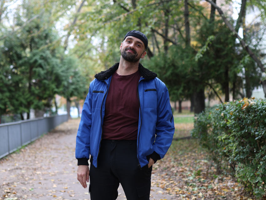 Uvedomoval si, že gejov stretával len kvôli ambícii mať s nimi romantický vzťah alebo sex. Možno to súviselo aj s istým predátorským správaním, ktoré na zoznamke zažil, spôsobom komunikácie alebo tým, ako sa na sieťach preferuje istý typ tiel. Necítil sa v tom prostredí úplne uvoľnene. Mal zároveň pocit, že najdôležitejšie bolo preňho nájsť stratégiu, ako zapadnúť medzi majoritu a že až potom si v súkromí mohol riešiť kvír život. O iných kvír ľuďoch sa dozvedal cez časopis Bravo, ktorý domov nosila jeho staršia sestra. Hoci sa v rodnom meste cítil sám, postupne aj tu spoznal pár LGBTI+ osôb, či už z umeleckých kruhov, alebo takých, čo mali dvojitý život. „Okrem toho, že sme boli iní, nás spájalo aj to, že sme chceli z toho mesta odísť.“ Nech sa to nikto v meste nedozvie Hoci vzťah s rodičmi vníma ako dobrý, predsa len ho zranila veta, ktorú mu mama povedala po coming-oute. Odhodlal sa na to, lebo jej už nechcel klamať. Obzvlášť ho mrzelo, že zatiahol do klamstiev aj blízkych ľudí, na ktorých sa vyhováral, že je s nimi, keď chcel tráviť čas so svojím vtedajším priateľom. „Mama povedala, že nech sa to len nikto v tomto meste nedozvie. Ja som si istý, že to povedala s najlepším vedomím a svedomím, no dlho vo mne tá veta doznievala.“